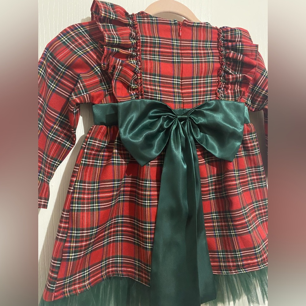 Like New Long Sleeve Dress Back Bow/ Size: 4-5 Y / Color: Red & Green